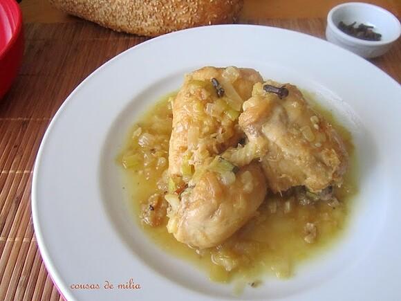 Pollo en salsa con clavo