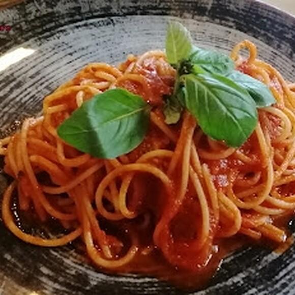 Espaguetis con tomate y albahaca