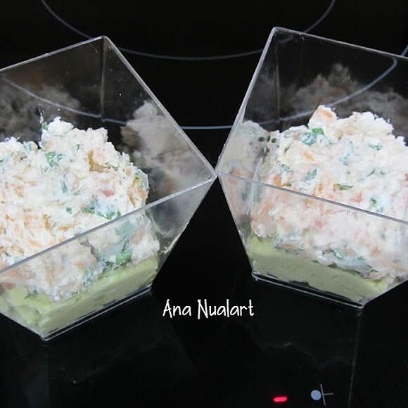 Vasitos de salmón con crema de aguacate