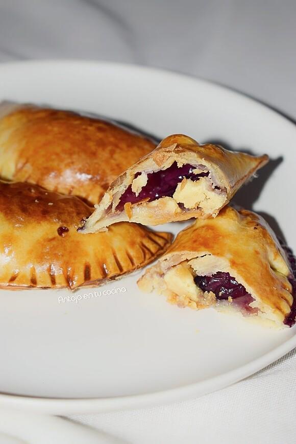Empanadillas dulces de chocolate blanco y arándanos