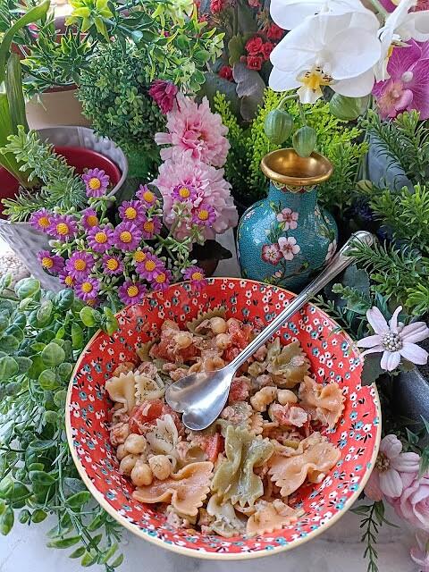 Ensalada de pajaritas de pasta con garbanzos y atún con vinagreta de eneldo