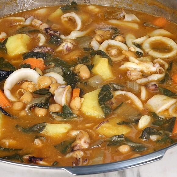 Estofado de alubias con calamares