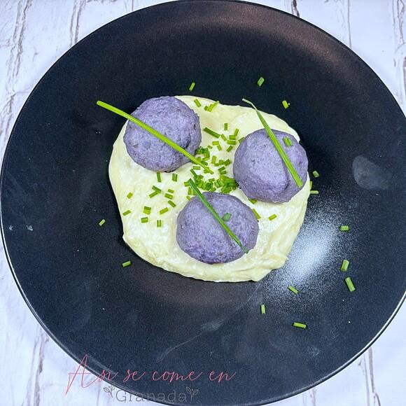 Bolas rellenas de patata morada