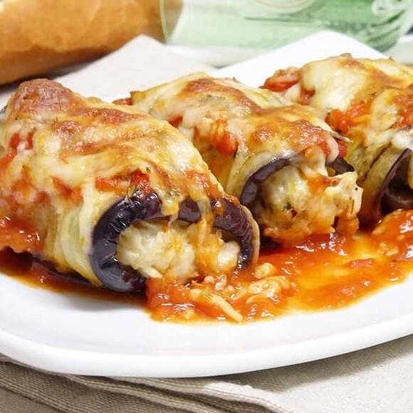 Rollitos de berenjena rellenos de pollo y queso