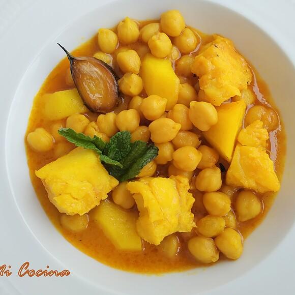 Potaje de garbanzos con bacalao y hierbabuena