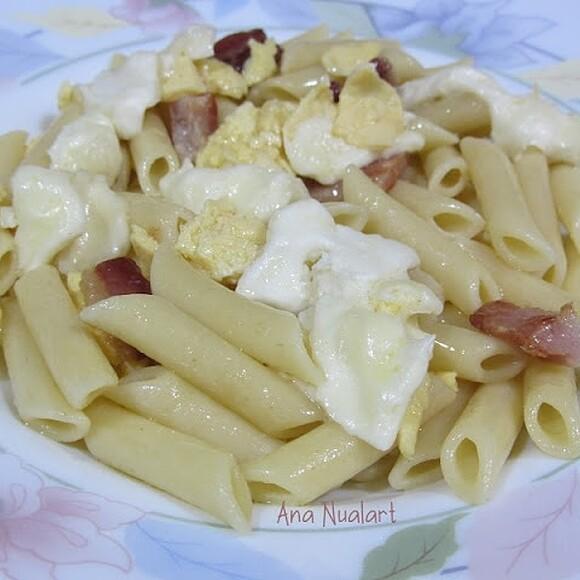 Pasta con bacon, tortilla y mozzarella