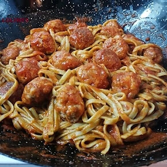 Tallarines con albondigas