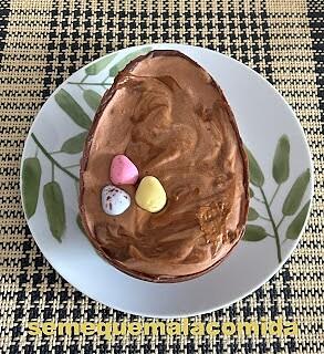 Huevo de chocolate de pascua relleno de mousse de chocolate