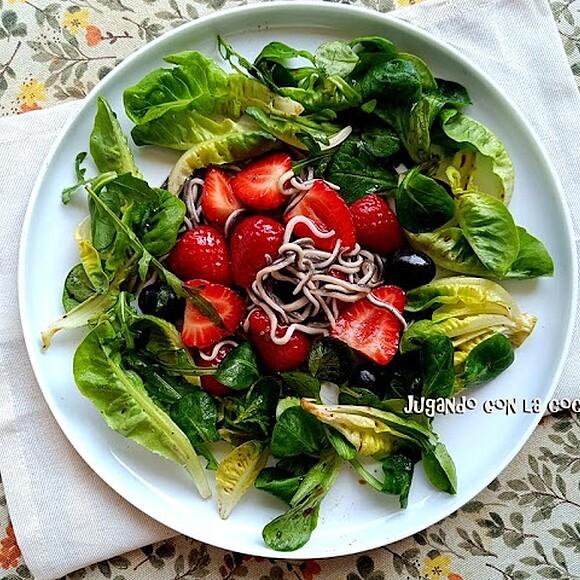 Ensalada verde con fresones y gulas