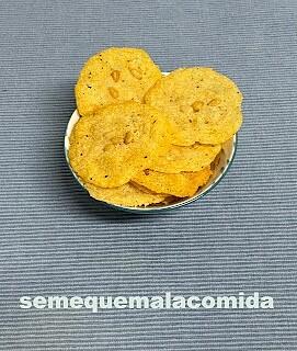 Chips de parmesano con orégano y piñones