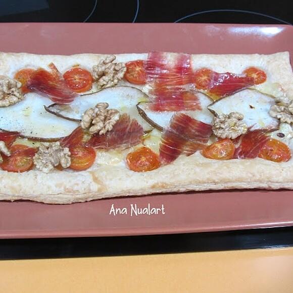 Coca de pera con jamón ibérico