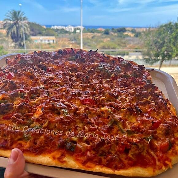 Pizza casera con pisto y carne picada