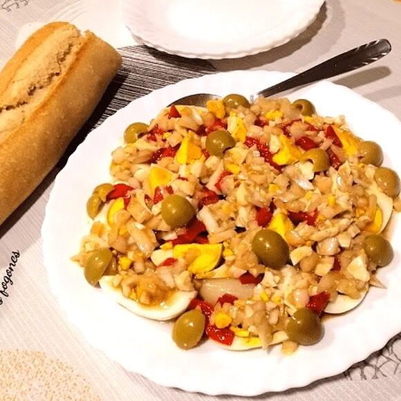Ensalada de huevo duro con espárragos y aceitunas