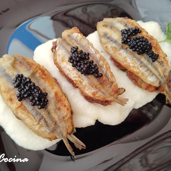 Boquerones rellenos de acelgas, pasas y piñones con crema de queso de cabra
