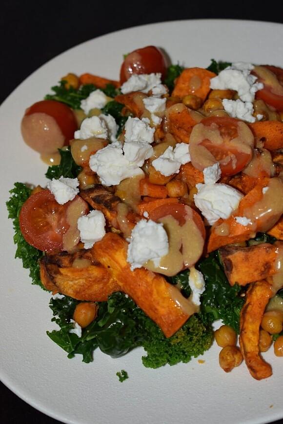 Cena saludable y fácil: ensalada templada de kale, boniato y garbanzos