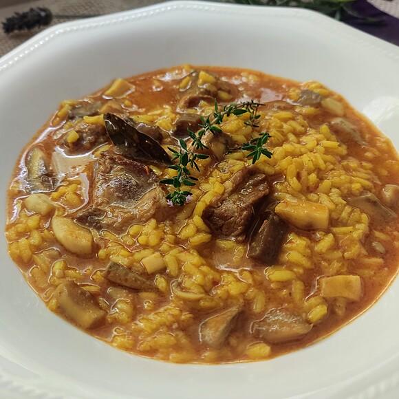 Arroz con lagarto ibérico y gurumelos