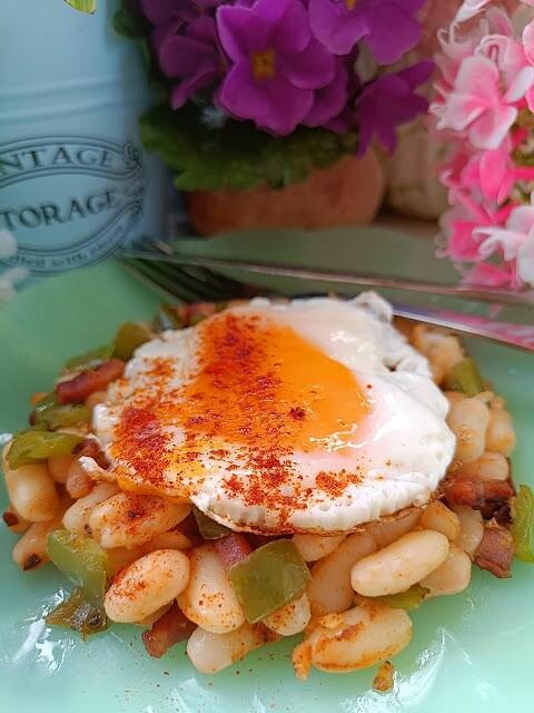 Alubia blanca con beicon ahumado, pimiento verde y huevo frito