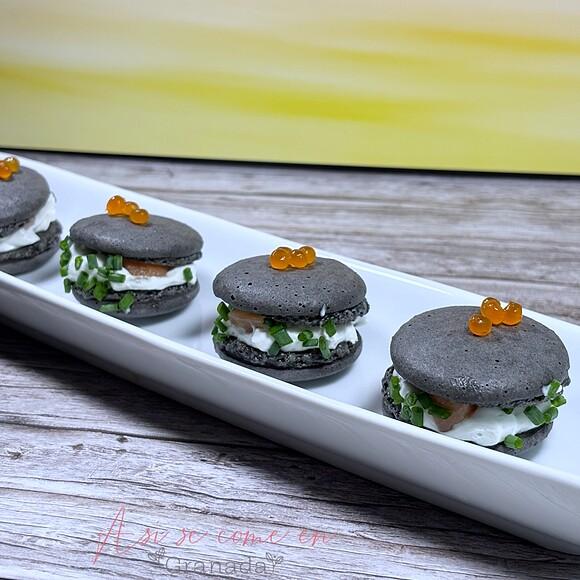 Macarons de aperitivo con crema de roquefort y salmón ahumado