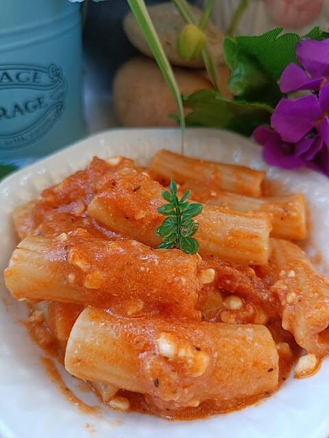 Elicoidali con beicon ahumado, salsa de tomate, cebolla y albahaca con queso cottage
