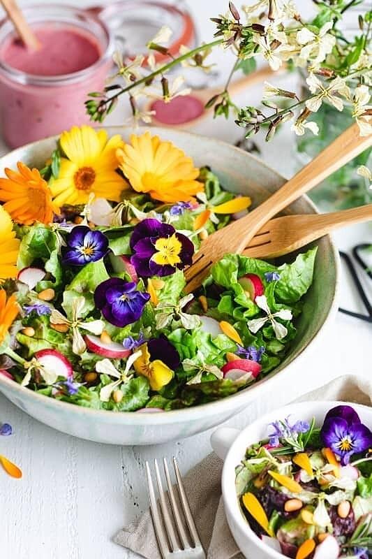 Flores comestibles en la cocina para aportar aroma y color a tus platos