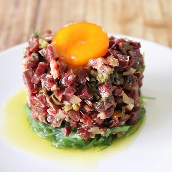 Tartar de cecina con wakame y yema curada