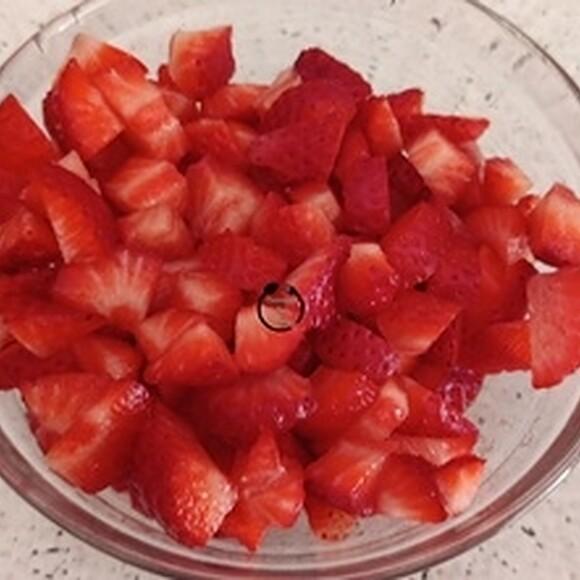 Cómo hacer el postre de chocolate y fresas más fácil del verano