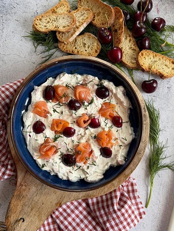 Dip fresco de salmón ahumado y cerezas