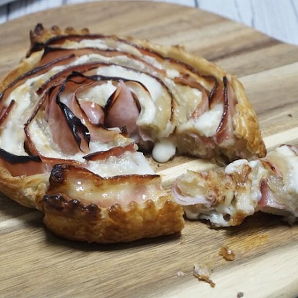 Flor de hojaldre con jamón y queso