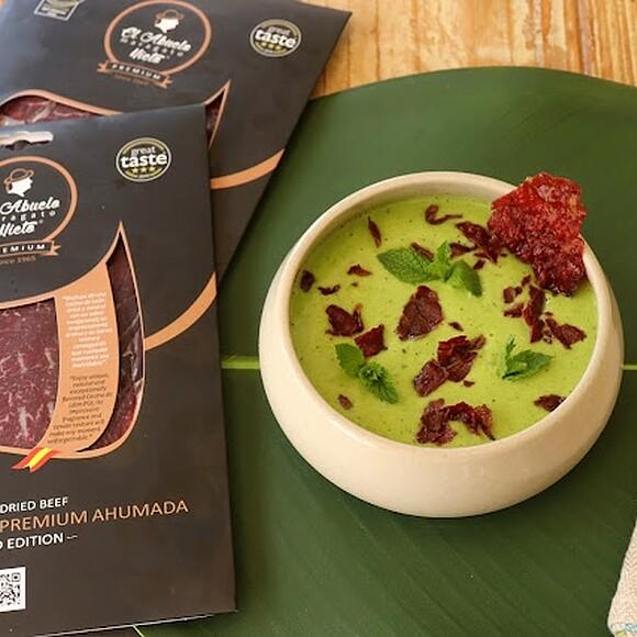 Crema fría de guisantes y hierbabuena con chips crujientes de cecina