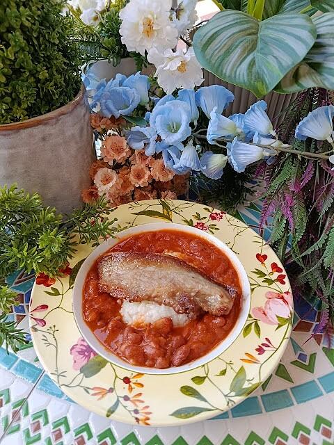 Alubia manteca con salsa de tomate, arroz, panceta y huevo