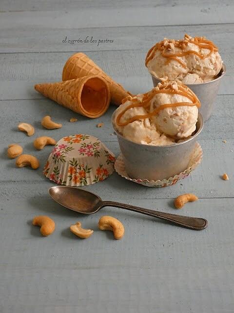 Helado de guirlache con anacardos y dulce de leche