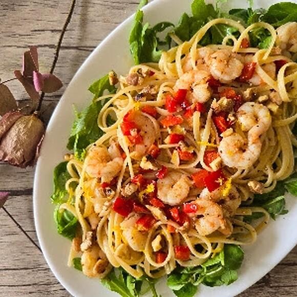 Tallarines salteados con gambas y pimiento rojo con un toque de pimentón