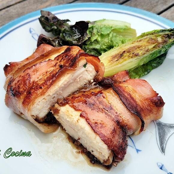Pez espada enrollado con bacon ahumado y puerro sofrito, uvas pasas en moscatel
