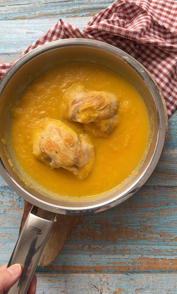 Pollo con salsa cremosa de calabaza y naranja
