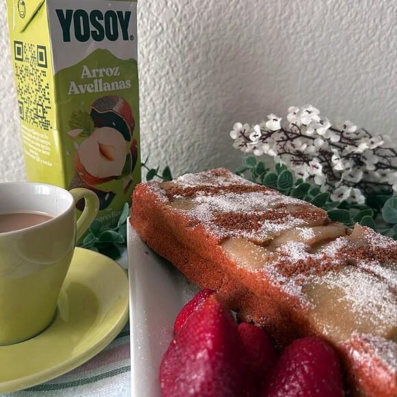 Tarta de peras con fresas, leche de arroz y avellanas sin lactosa
