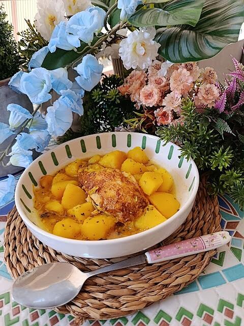 Patatas en olla a presión con pollo asado y hierbas