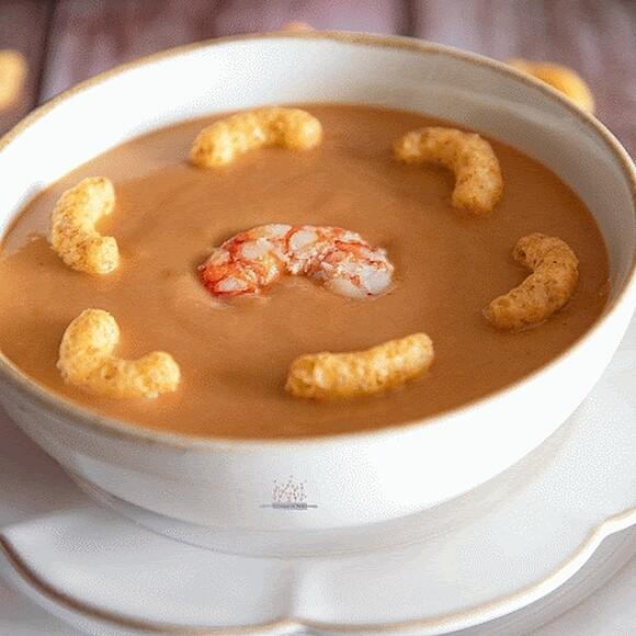 Crema de mariscos con crujiente de cacahuete