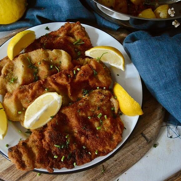 Wiener Schnitzel clásico con ensalada alemana de patatas