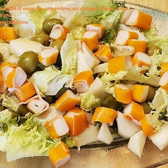 Ensalada de escarola, pepinos en vinagre, aceitunas, pera y surimi