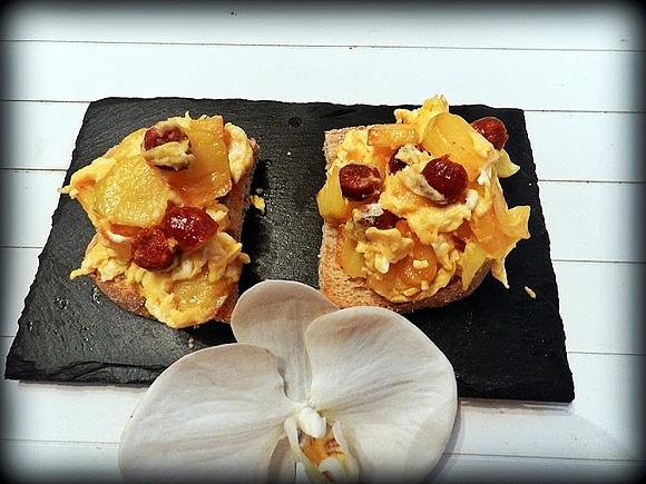 Tosta con revuelto de patatas y chistorra