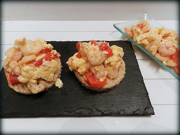 Pincho de revuelto de gambas y pimientos del piquillo