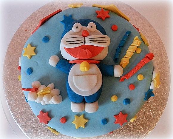 Tarta de Doraemon con bizcocho de chocolate y frosting de nubes