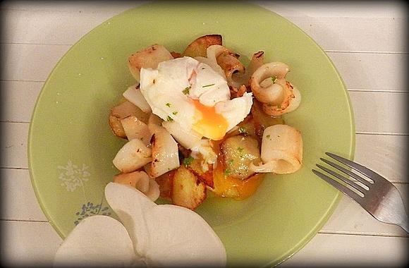 Sepia salteada con patatas y huevo poché