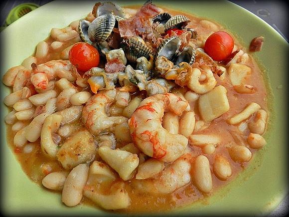 Judías marineras con berberechos y jamón