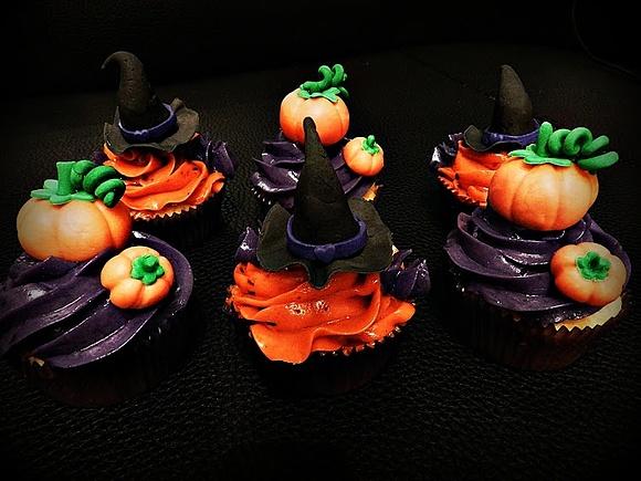 Cupcakes de vainilla con merengue suizo de moras para Halloween
