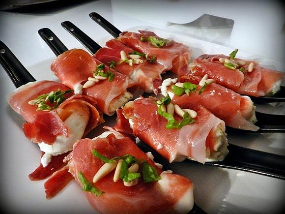 Rollitos de jamón con queso crema al pesto