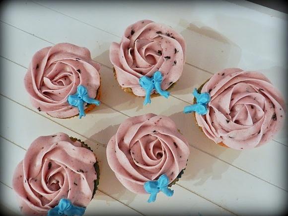 Cupcakes de vainilla con buttercream de arándanos