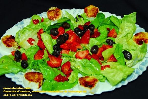 Enciam con fresas y medallones de queso de cabra caramelizado