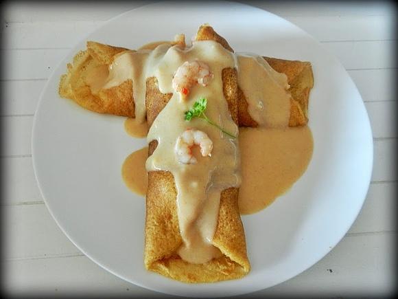 Crepes de pescado con bechamel de pimentón