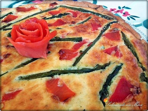 Pastel de queso con salmón y espárragos